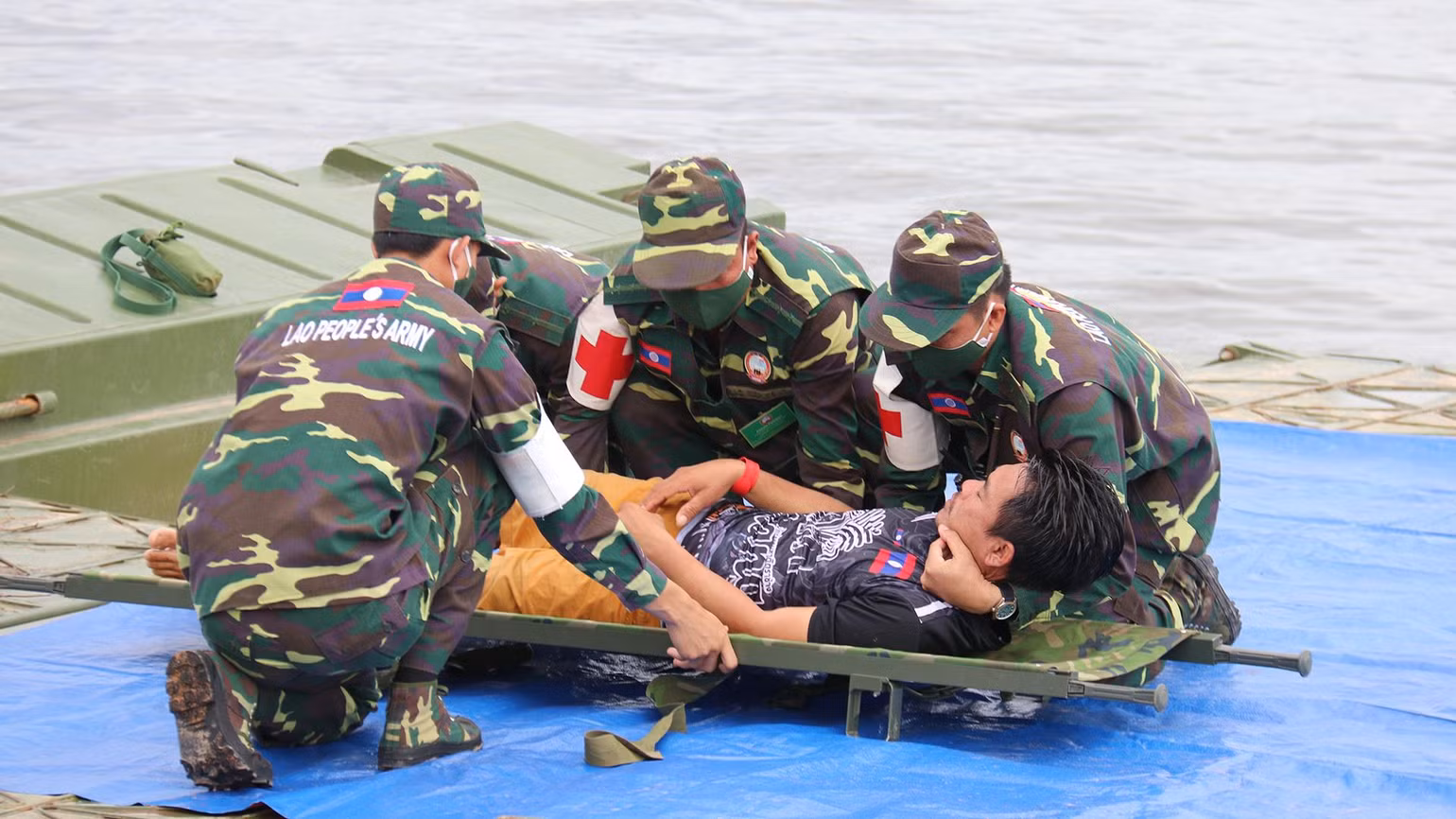 Diễn tập công tác tìm kiếm cứu nạn ở khu vực bị ngập lụt.