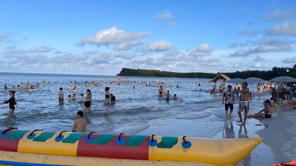 Bãi biển Minh Châu, huyện Vân Đồn hút khách trong dịp nghỉ lễ Quốc khánh 2/9.
