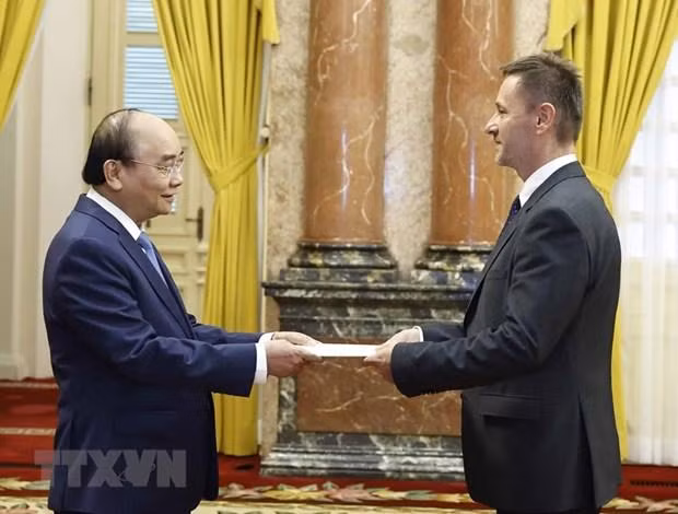 Chủ tịch nước Nguyễn Xuân Phúc tiếp Đại sứ Đặc mệnh toàn quyền Hungary Tibor Baloghdi đến trình Quốc thư. (Ảnh: TTXVN)