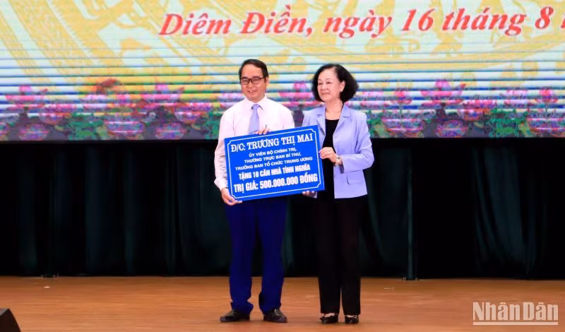 Đồng chí Trương Thị Mai, Thường trực Ban Bí thư trao kinh phí xây 10 căn nhà tình nghĩa cho hộ nghèo trên địa bàn huyện Thái Thụy. Đồng chí Trương Thị Mai, Thường trực Ban Bí thư trao kinh phí xây 10 căn nhà tình nghĩa cho hộ nghèo trên địa bàn huyện Thái Thụy.
