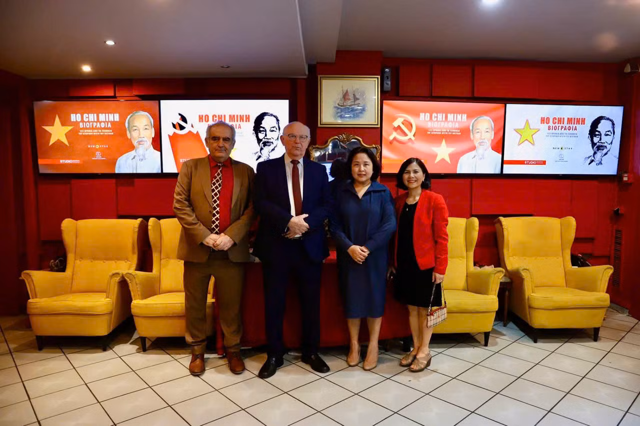 Đại sứ Phạm Thị Thu Hương chụp ảnh lưu niệm cùng Đại sứ Cuba tại Hy Lạp (thứ hai từ trái sang). (Ảnh: Đại sứ quán Việt Nam tại Hy Lạp)