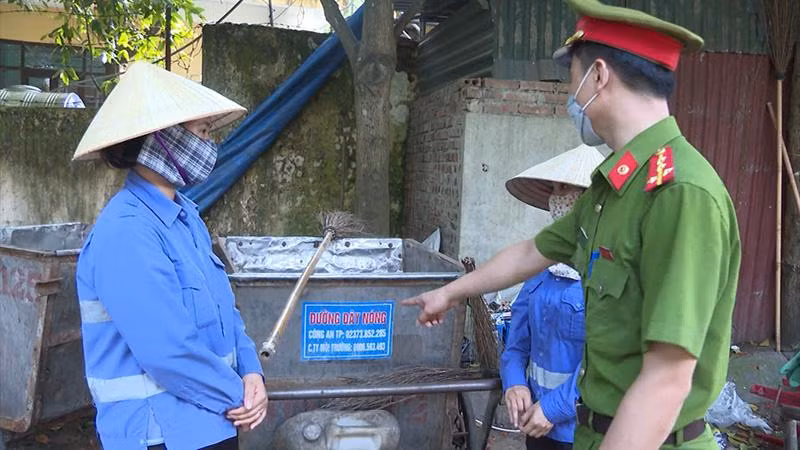 Số điện thoại đường dây nóng kết nối tin báo của công nhân môi trường tới lực lượng chức năng. (Ảnh: Mai Luận) Số điện thoại đường dây nóng kết nối tin báo của công nhân môi trường tới lực lượng chức năng. (Ảnh: Mai Luận)
