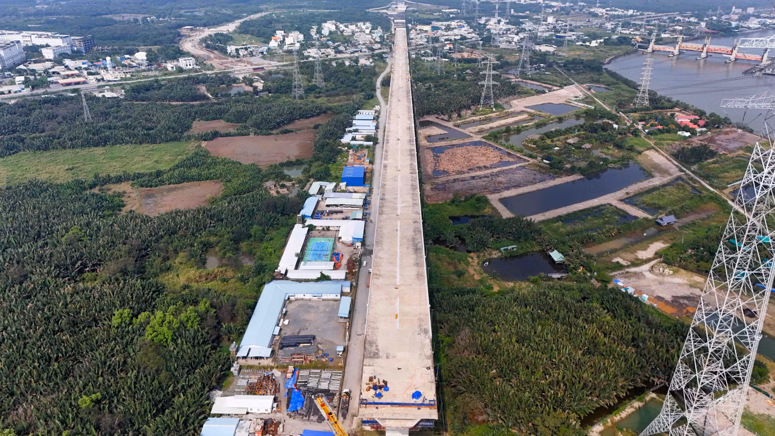 Theo đại diện Ban Quản lý các đường cao tốc phía Nam (thuộc Tổng công ty Đầu tư phát triển đường cao tốc Việt Nam ) cho biết, sau hơn 1 năm tái khởi động, cầu Bình khánh đạt trên 93% sản lượng. Công nhân đang tập trung đúc hẫng và lắp đặt dây văng. Đến nay, công trình hoàn thành 15/18 đúc cầu và dự kiến sẽ hoàn thành vào đầu tháng 9/2025.
