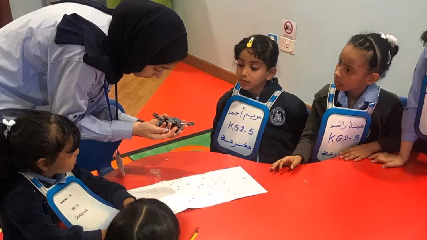 Một giờ học STEM của học sinh nữ. Ảnh | Khaleejtimes