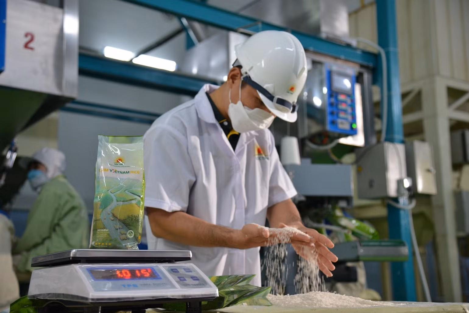 Kiểm tra gạo Cơm ViệtNam Rice xuất khẩu vào thị trường châu Âu tại Công ty CP Tập đoàn Lộc Trời. Ảnh: Hà Anh