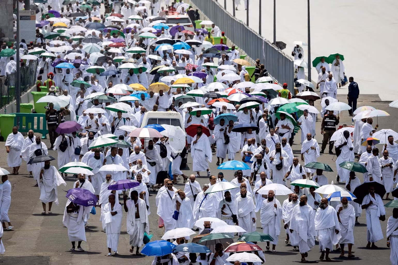 Nắng nóng cực độ khiến nhiều người hành hương đến thánh địa Mecca thiệt mạng. Ảnh | Straitimes