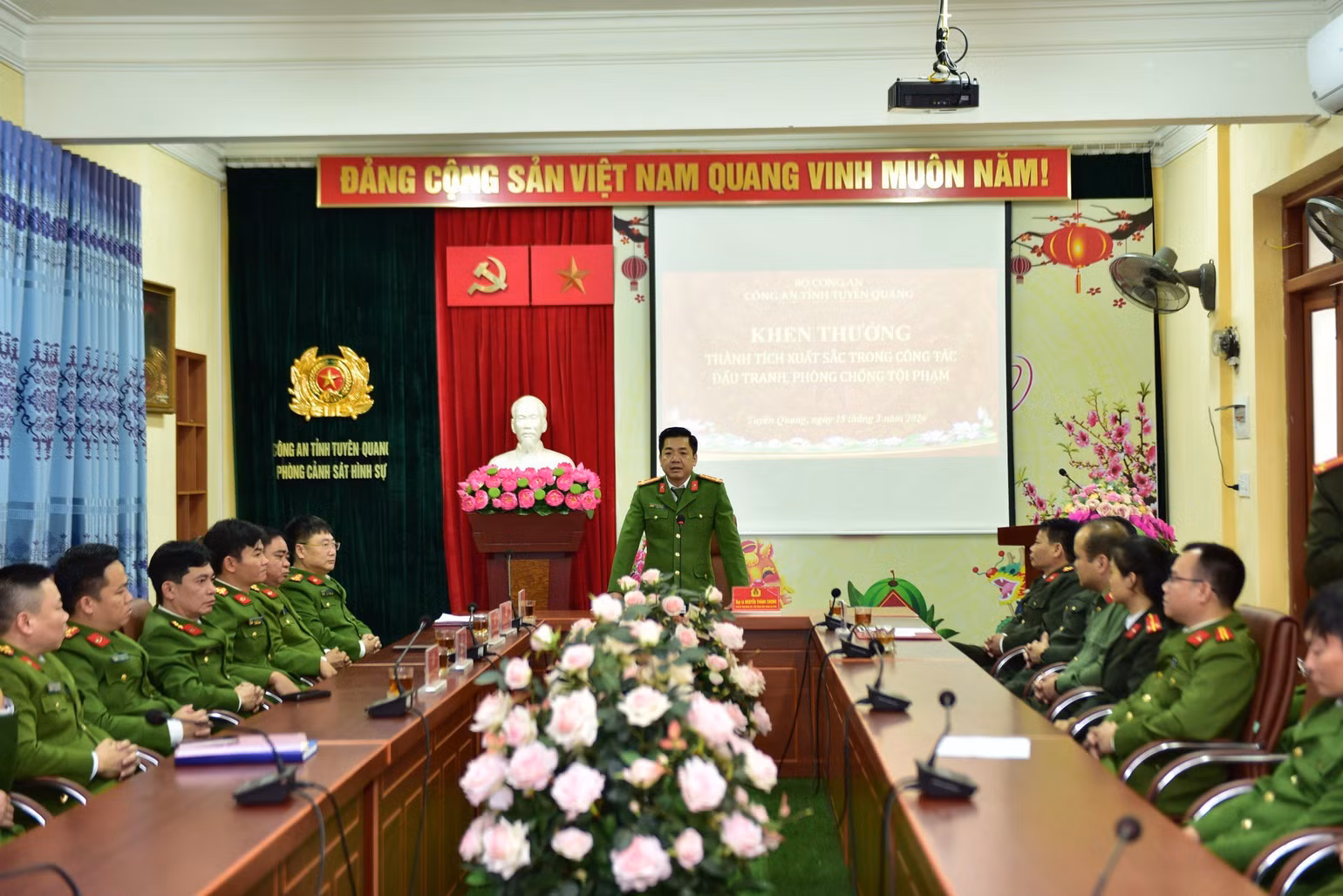 Đại tá Nguyễn Thành Chung, Phó Giám đốc Công an tỉnh Tuyên Quang, phát biểu tại buổi trao thưởng. Đại tá Nguyễn Thành Chung, Phó Giám đốc Công an tỉnh Tuyên Quang, phát biểu tại buổi trao thưởng.