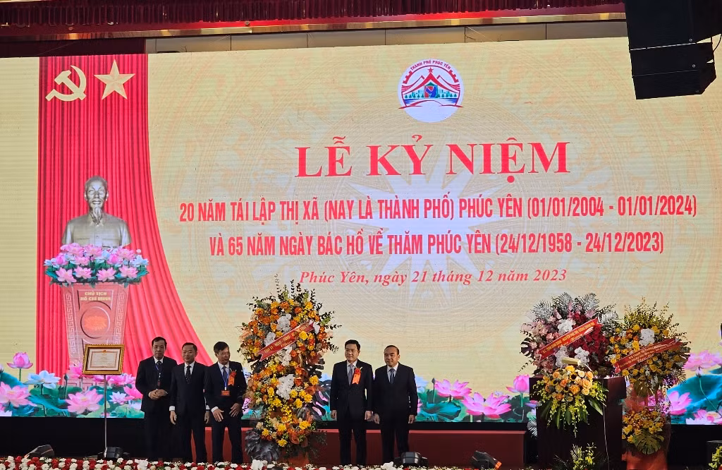 Lãnh đạo tỉnh Vĩnh Phúc chúc mừng thành phố Phúc Yên. Lãnh đạo tỉnh Vĩnh Phúc chúc mừng thành phố Phúc Yên.
