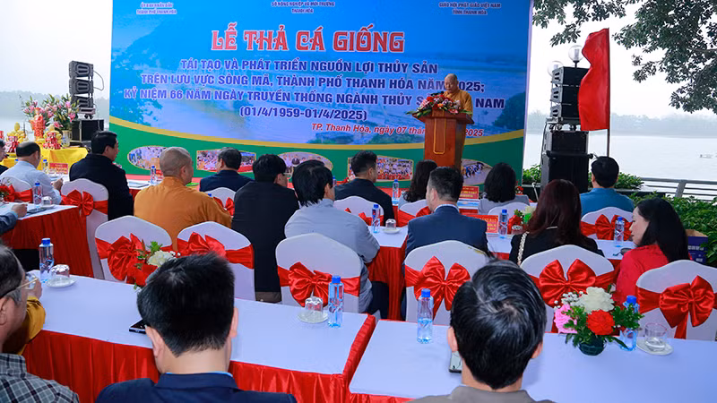 Quang cảnh phát động thả cá giống tái tạo, phát triển nguồn lợi thủy sản.