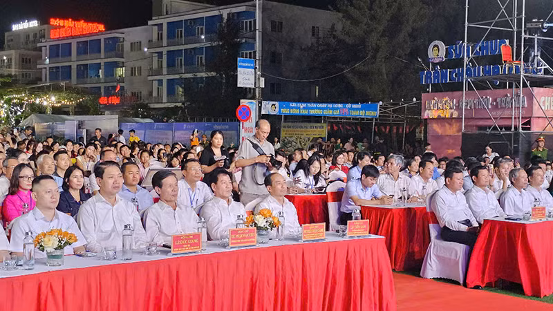 Các đại biểu tham dự buổi khai mạc Lễ hội Du lịch biển 2025: Hải Tiến-Khát vọng tỏa sáng. Các đại biểu tham dự buổi khai mạc Lễ hội Du lịch biển 2025: Hải Tiến-Khát vọng tỏa sáng.