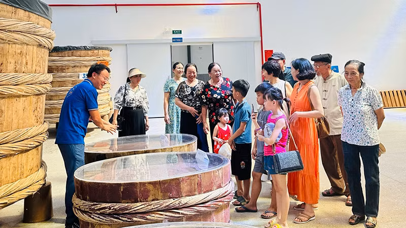 Du khách tham quan, trải nghiệm nghề làm mắm Lê Gia. Du khách tham quan, trải nghiệm nghề làm mắm Lê Gia.