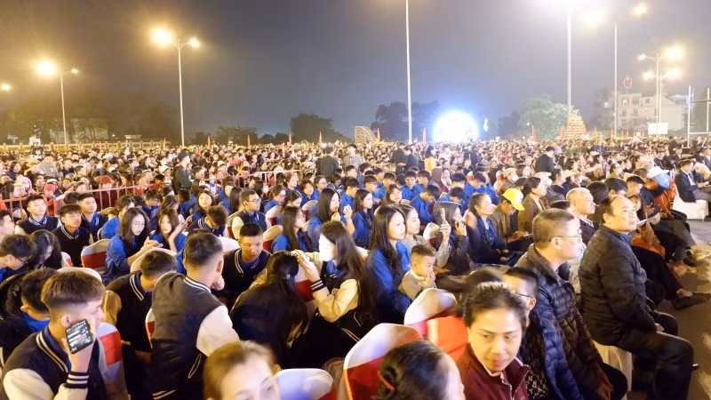 Hàng nghìn người dân thành phố Thanh Hóa tới xem chương trình nghệ thuật.