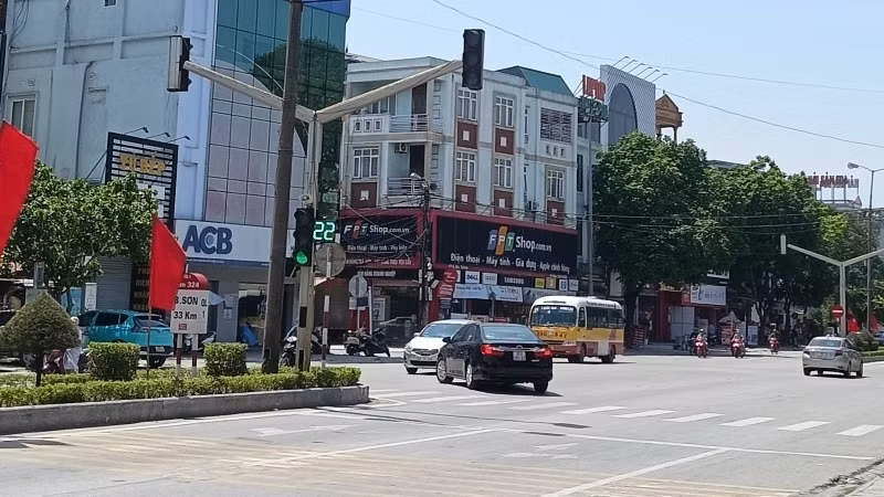 Các xe ở làn bên trái còn bị cột điện che khuất phần đèn xanh, vàng, đỏ. Các xe ở làn bên trái còn bị cột điện che khuất phần đèn xanh, vàng, đỏ.