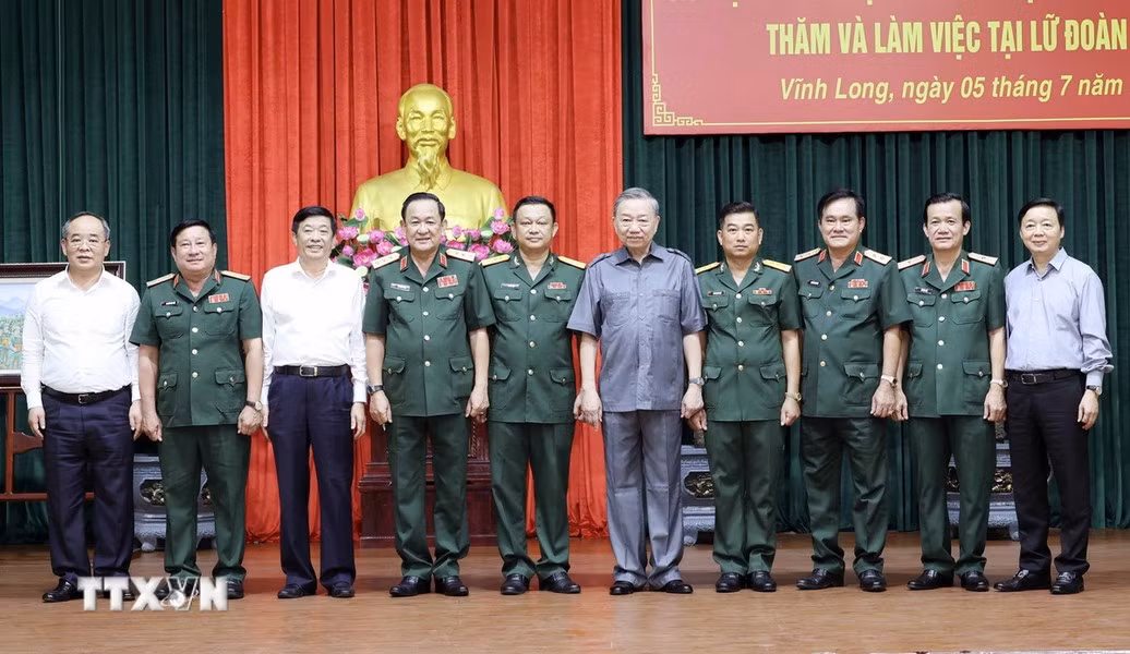 Chủ tịch nước Tô Lâm, Phó Thủ tướng Trần Hồng Hà và các đại biểu cùng cán bộ, sĩ quan chỉ huy Lữ đoàn Công binh 25.