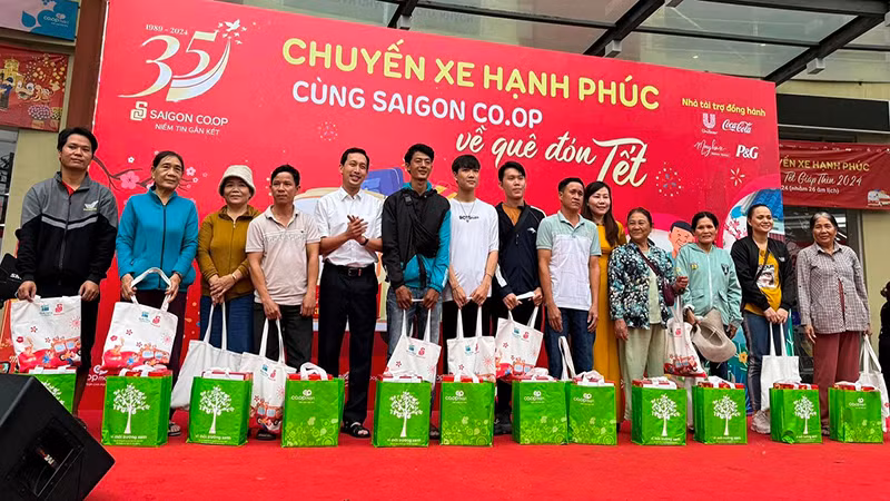 Lãnh đạo Saigon Co.op tặng quà hành khách trước giờ khởi hành “Chuyến xe hạnh phúc”.
