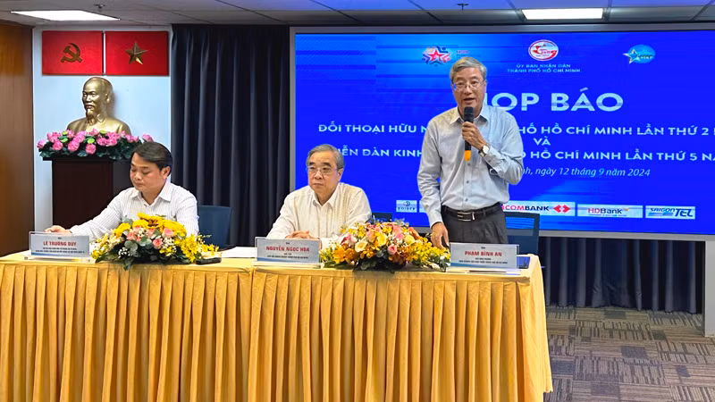 Ông Phạm Bình An, Phó Viện trưởng Viện Nghiên cứu phát triển thành phố trình bày tầm quan trọng của vấn đề chuyển đổi công nghiệp ở thành phố.