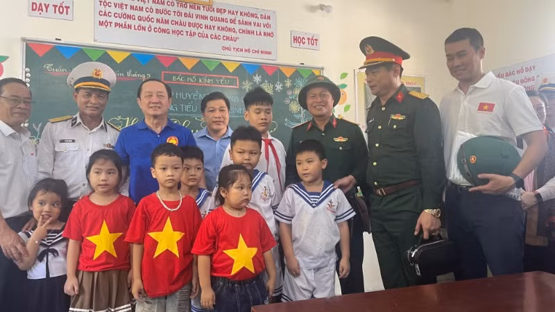 Phó Trưởng Ban Tuyên giáo và Dân vận Trung ương Huỳnh Thành Đạt (áo thun xanh) và lãnh đạo các đoàn công tác Văn phòng Chính phủ, tỉnh Hòa Bình, tỉnh Lào Cai, Quân chủng Hải quân thăm thầy trò trên đảo Sinh Tồn. Phó Trưởng Ban Tuyên giáo và Dân vận Trung ương Huỳnh Thành Đạt (áo thun xanh) và lãnh đạo các đoàn công tác Văn phòng Chính phủ, tỉnh Hòa Bình, tỉnh Lào Cai, Quân chủng Hải quân thăm thầy trò trên đảo Sinh Tồn.
