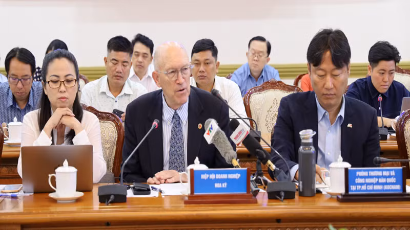 Đại diện Hiệp hội Thương mại Hoa Kỳ tại Việt Nam phát biểu ý kiến. Đại diện Hiệp hội Thương mại Hoa Kỳ tại Việt Nam phát biểu ý kiến.