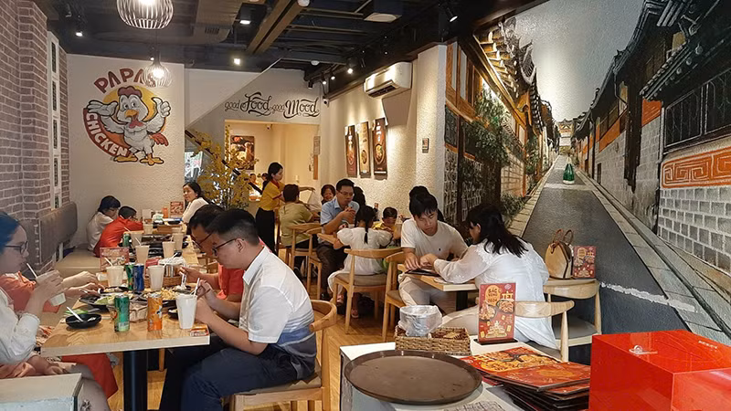 Các món ăn hấp dẫn gen Z tại cửa hàng Thương xá TAX (45 Nguyễn Huệ, quận 1) như gà rán, bánh gạo, cơm trộn, mì Ý… (Ảnh: SATRA)