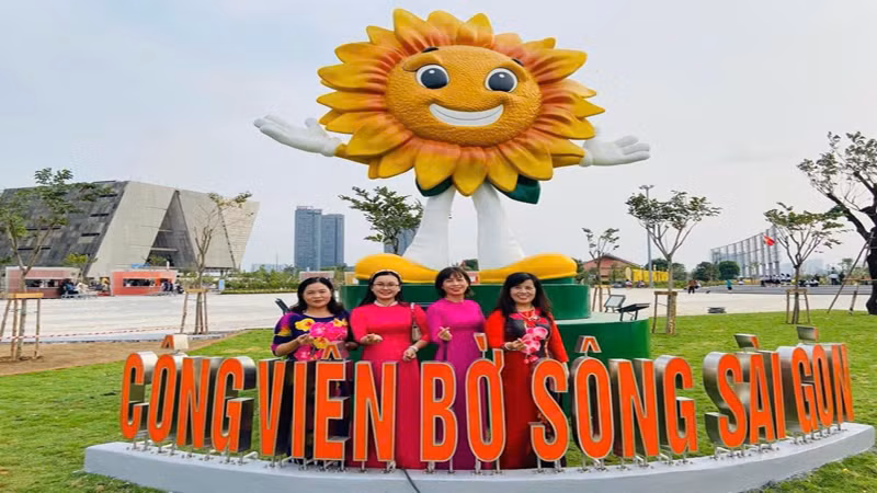 Người dân chụp hình lưu niệm tại Công viên bờ sông Sài Gòn ở thành phố Thủ Đức.