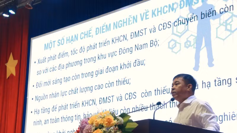 Tiến sĩ Nguyễn Tấn Đức, Giám đốc Sở Khoa học và Công nghệ tỉnh Tây Ninh trình bày Chương trình hành động thực hiện Nghị quyết số 57 của tỉnh.