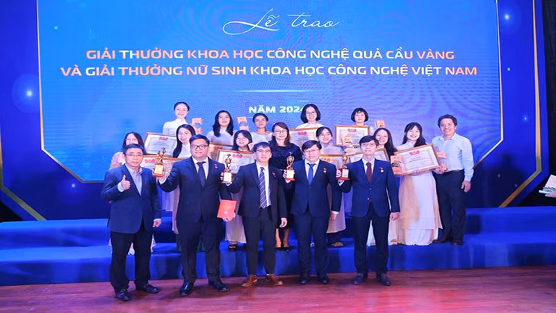 Các giáo viên là tiến sĩ đạt Giải thưởng khoa học công nghệ Quả Cầu vàng năm 2024, và các nữ sinh đạt Giải Nữ sinh Khoa học công nghệ năm 2024, thuộc Đại học Quốc gia Thành phố Hồ Chí Minh.