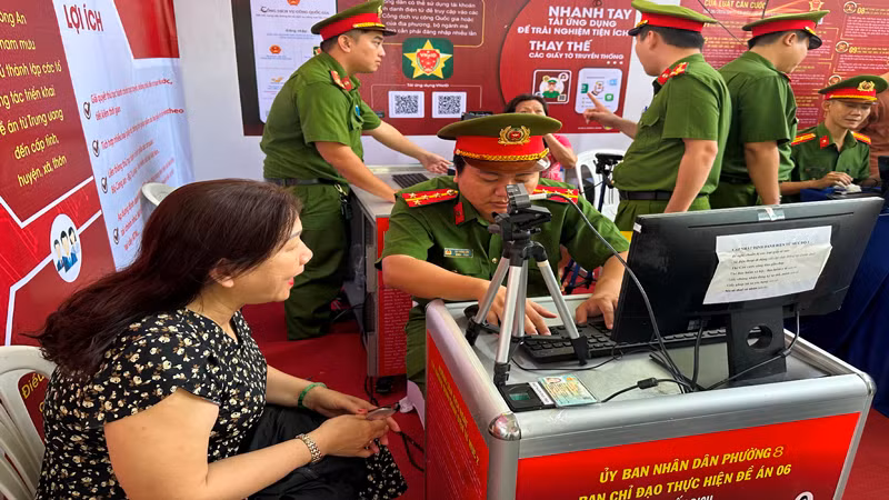 Công an quận 5 hỗ trợ người dân kích hoạt tài khoản định danh điện tử VNeID mức độ 2 trong sáng 3/7.