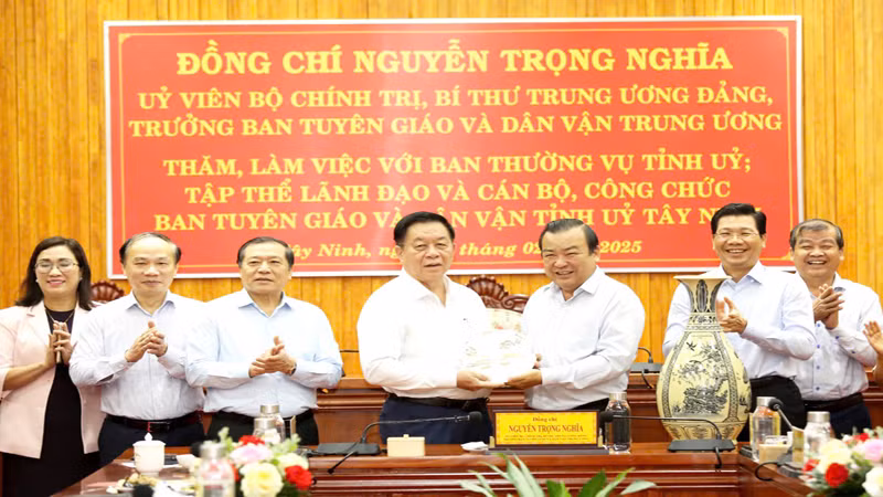 Đồng chí Nguyễn Trọng Nghĩa, Ủy viên Bộ Chính trị, Bí thư Trung ương Đảng, Trưởng Ban Tuyên giáo và Dân vận Trung ương tại buổi làm việc. Đồng chí Nguyễn Trọng Nghĩa, Ủy viên Bộ Chính trị, Bí thư Trung ương Đảng, Trưởng Ban Tuyên giáo và Dân vận Trung ương tại buổi làm việc.