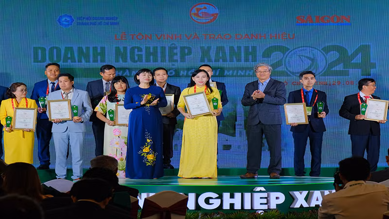 Đại diện Công ty Phát triển Kinh tế duyên hải (COFIDEC), đơn vị thành viên của SATRA, nhận danh hiệu “Doanh nghiệp xanh Thành phố Hồ Chí Minh” năm 2024