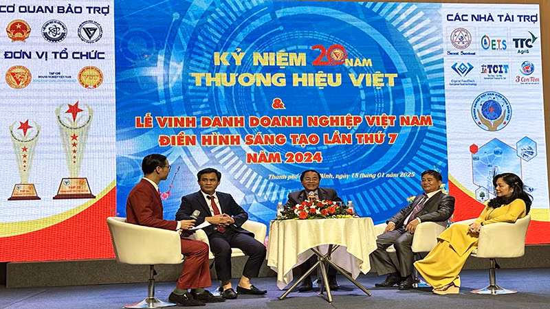 Các chuyên gia, lãnh đạo doanh nghiệp… chia sẻ ý kiến tại tọa đàm. Các chuyên gia, lãnh đạo doanh nghiệp… chia sẻ ý kiến tại tọa đàm.
