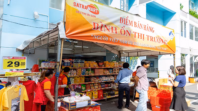 SATRA sẽ tổ chức các hoạt động bán hàng lưu động nhằm cung ứng hàng hóa, các mặt hàng thiết yếu cho người lao động và công đoàn viên tại các đơn vị. SATRA sẽ tổ chức các hoạt động bán hàng lưu động nhằm cung ứng hàng hóa, các mặt hàng thiết yếu cho người lao động và công đoàn viên tại các đơn vị.