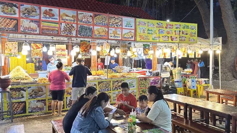 Khách thưởng thức các món ăn đường phố tại một gian hàng tại Lễ hội.