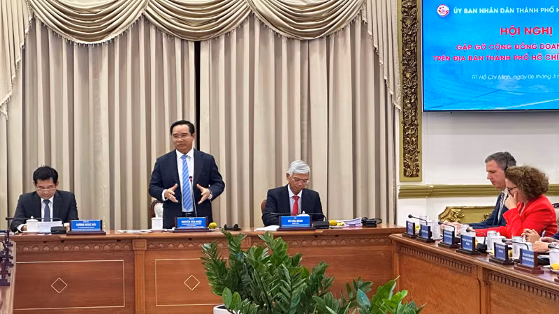 Chủ tịch Ủy ban nhân dân thành phố Nguyễn Văn Được phát biểu tại buổi gặp gỡ.