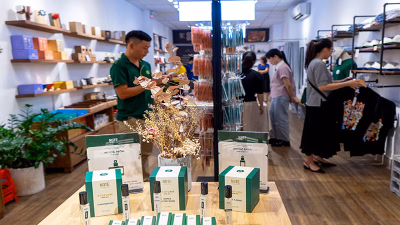 Du khách đang trải nghiệm tại cửa hàng Thương xá TAX 32 Đồng Khởi, quận 1.