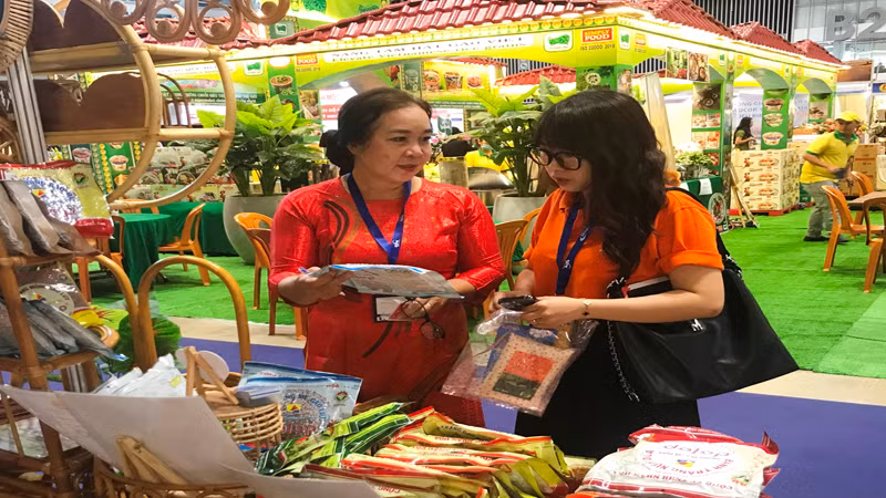 Khách tham quan, tìm hiểu các mặt hàng bánh tráng xuất khẩu của tỉnh Bình Định tại hội chợ. Khách tham quan, tìm hiểu các mặt hàng bánh tráng xuất khẩu của tỉnh Bình Định tại hội chợ.