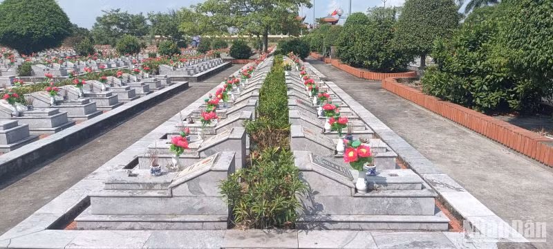 Từ những năm 1981, 1982, các địa phương trên địa bàn lần lượt di chuyển hài cốt liệt sĩ từ nghĩa trang địa phương mình về Nghĩa trang liệt sĩ huyện Đông Hưng.
