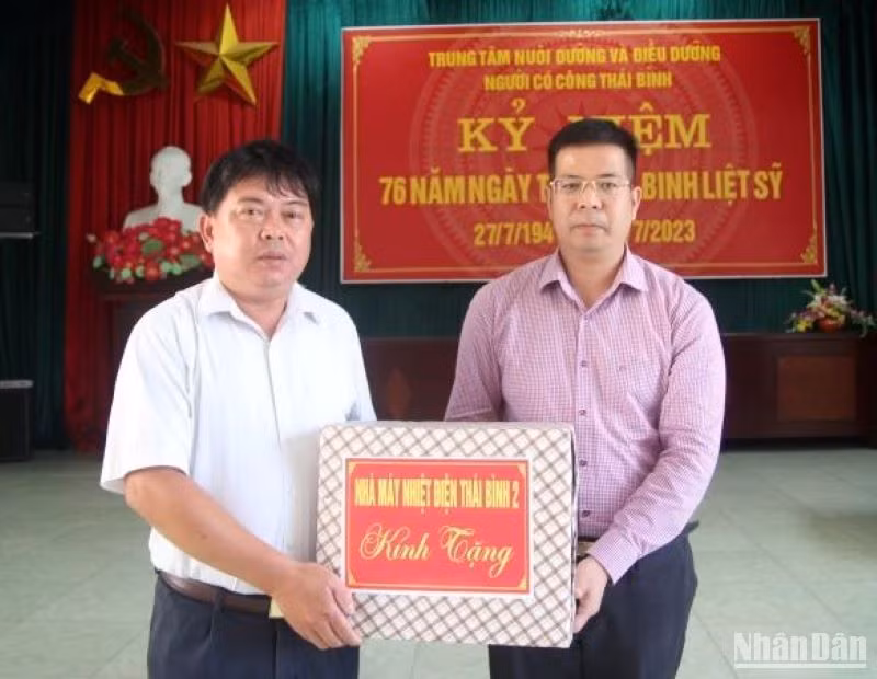 Đoàn công tác Nhà máy Nhiệt điện Thái Bình 2 tặng quà cho cán bộ, nhân viên Trung tâm Nuôi dưỡng và Điều dưỡng Người có công tỉnh Thái Bình.