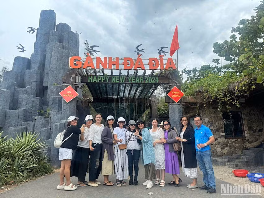 Cùng với việc quy hoạch và đầu tư hạ tầng, Phú Yên đang tập trung khai thác các sản phẩm du lịch đặc trưng. (Ảnh: ĐÌNH TĂNG) Cùng với việc quy hoạch và đầu tư hạ tầng, Phú Yên đang tập trung khai thác các sản phẩm du lịch đặc trưng. (Ảnh: ĐÌNH TĂNG)
