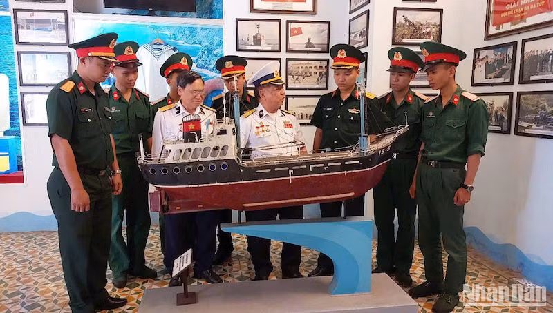 Bên mô hình tàu 19-5 tại Phòng trưng bày Biển đảo Việt Nam (Bảo tàng Quân khu 5), các cựu chiến binh Phạm Ngọc Cửu và Phan Xuân Ạp kể lại những câu chuyện về chiến dịch giải phóng Trường Sa.