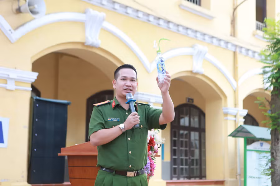 Thiếu tá Nguyễn Văn Hoàn giới thiệu, hướng dẫn nhận diện ma túy “thế hệ mới”.