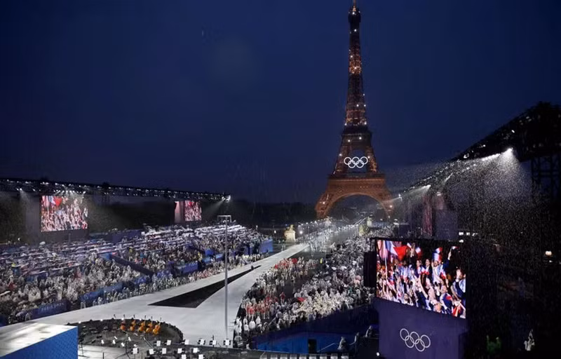 Khán đài chính được thiết kế ấn tượng tại quảng trường Trocadero, ngay dưới chân tháp Eiffel. (Ảnh: 20minutes)
