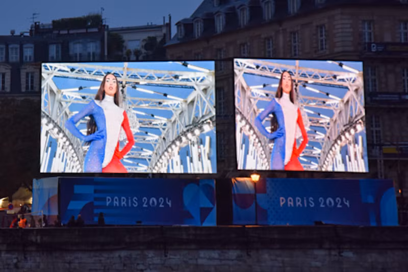 Là top 5 như kinh đô thời trang lớn nhất thế giới, thủ đô Paris chào đón hàng triệu khán giả đang xem lễ khai mạc Olympic 2004 bằng những màn trình diễn thời trang vô cùng hấp dẫn. (Ảnh: MINH DUY)