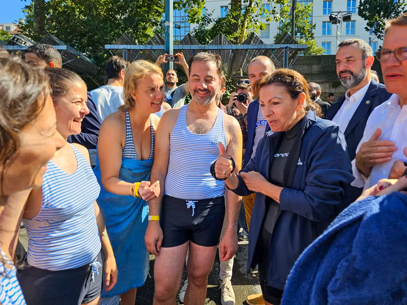 Bà Anne Hidalgo, Thị trưởng thành phố Paris, chia sẻ cùng nhóm người tham gia bơi thử nghiệm. (Ảnh: KHẢI HOÀN)