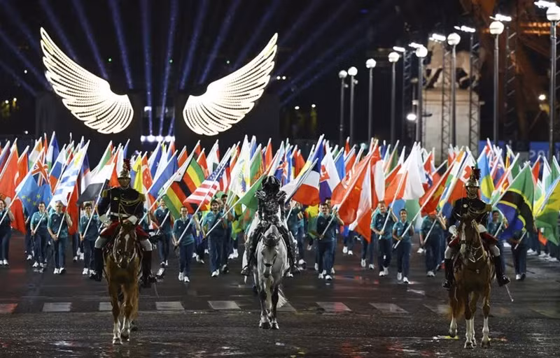 Cuộc diễu binh của ba kỵ sĩ, dẫn theo lá cờ của 206 Ủy ban Olympic quốc gia có vận động viên tham gia Thế vận hội mùa giải năm nay. (Ảnh: 20minutes)