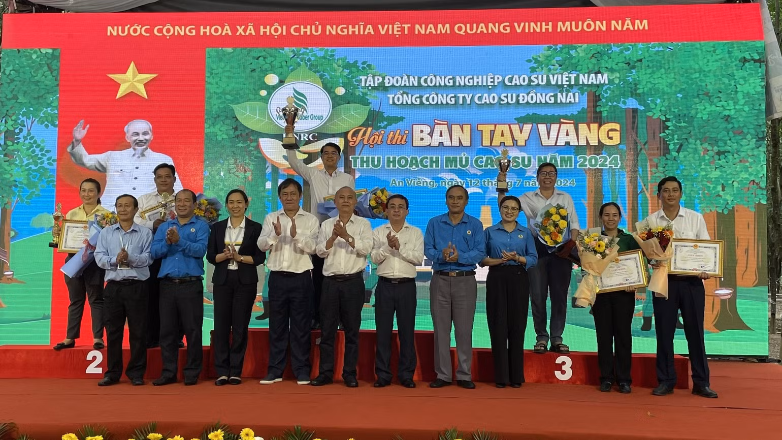 Ban tổ chức trao giải Nhất toàn đoàn cho Đội Nông trường cao-su An Viễng.