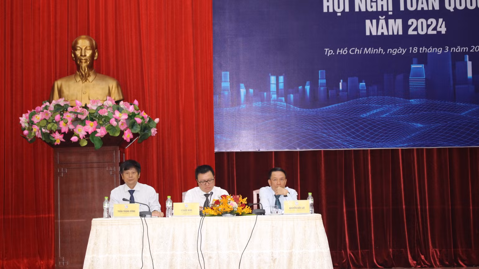 Các đại biểu chủ trì Hội nghị toàn quốc tổng kết công tác Hội Nhà báo 2023.