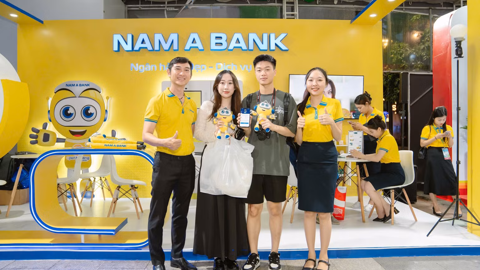 Khách hàng trải nghiệm không gian số tại chương trình.