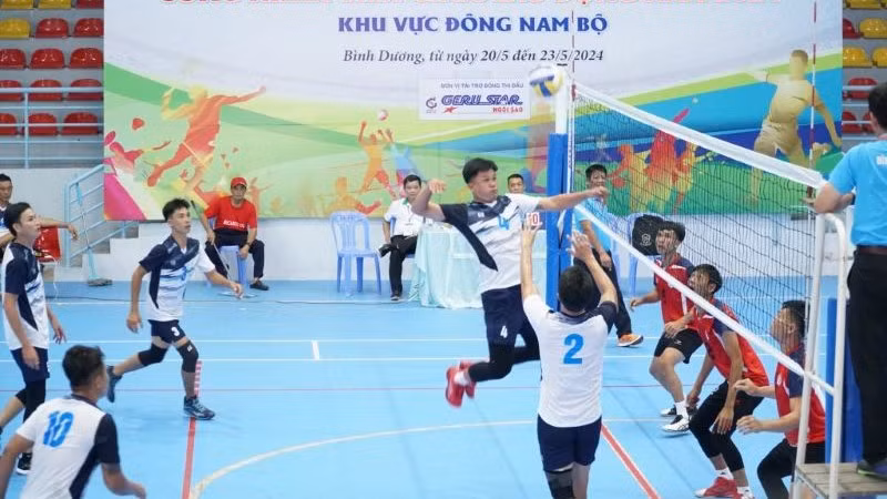 Các vận động viên nam tranh tài môn bóng chuyền tại hội thao.