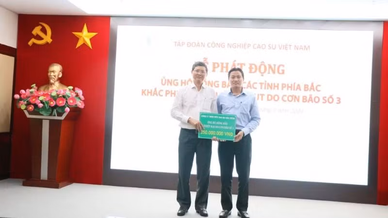 Lãnh đạo Công ty Trách nhiệm hữu hạn Một thành viên cao-su Dầu Tiếng ủng hộ 250 triệu đồng. Lãnh đạo Công ty Trách nhiệm hữu hạn Một thành viên cao-su Dầu Tiếng ủng hộ 250 triệu đồng.