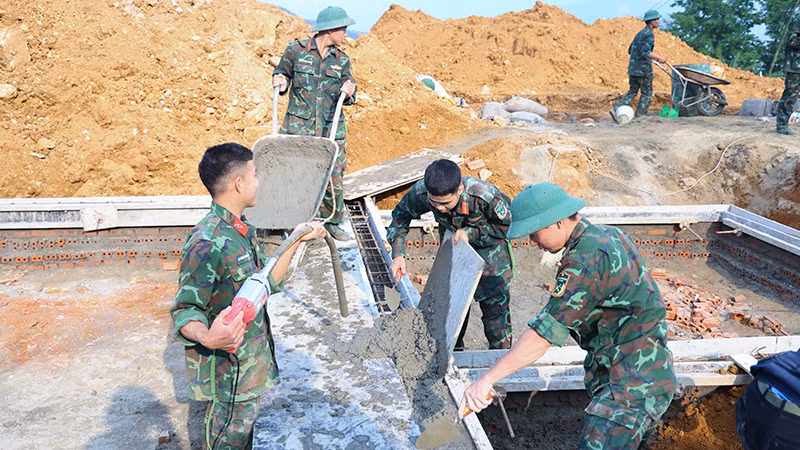 Mặc dù đang trong những ngày nghỉ lễ 30/4-1/5 nhưng những người lính thợ vẫn hăng say lao động.